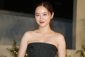 堀田真由、胸元セクシードレスで魅了　ジュエリー身に着け笑顔