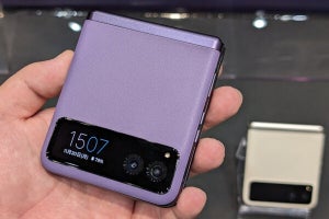 ソフトバンク、モトローラ製折りたたみスマホ「razr 40s」 - MNPや22歳以下なら99,680円