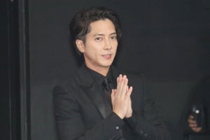 山下智久、「MTV VMAJ」プレイベント登場に大歓声　ブルーカーペットでファンサも