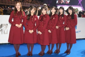 乃木坂46、ブルーカーペットに緊張「背筋が伸びる思い」 赤衣装で観客魅了