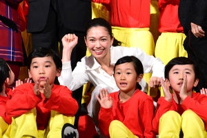 二階堂ふみ、104人の子供達と「とびだしとび太」ポーズ　GACKTは「誰も目を合わせない」