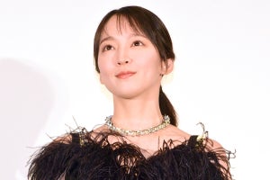 吉岡里帆、美背中あらわなドレスで魅了　映画の中で首を絞められた自分が「おじさんに…」