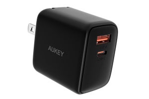 AUKEY、20W＋12Wの小型2ポートUSB充電器