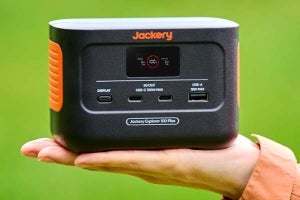 Jackeryのポータブル電源が手のひらサイズに！　31,000mAh容量のモバイルバッテリー