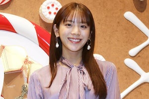 貴島明日香、ストライプのワンピース姿で笑顔　お菓子の国のような会場に登場