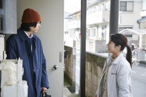 山添くん(松村北斗)、藤沢さん(上白石萌音)が家に来て困惑　『夜明けのすべて』場面写真