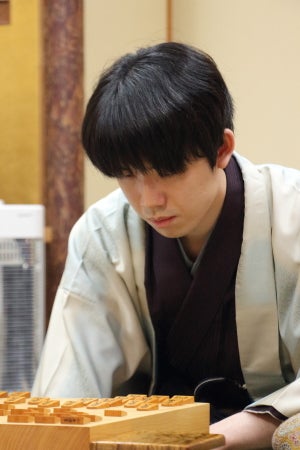 先行逃げ切りは相穴熊の極意　藤井王将が後手番で先勝　第73期ALSOK杯王将戦七番勝負第１局