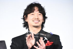 綾野剛、主演映画舞台挨拶で「紅だぁ～!」シャウト　歌う時は「情念を込めて」