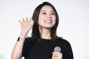 芳根京子、黒シースルードレスから美脚のぞかせる　綾野剛からの演技絶賛に「ラッキー!」