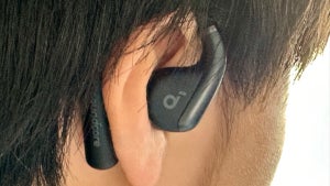 安全と健康を考えたら、オープンイヤー型ワイヤレスイヤフォン「Soundcore AeroFit」は最良の選択