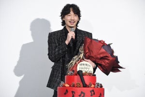 綾野剛、バースデーサプライスに照れ　“母”ヒコロヒーの登場に驚き「母さん!」