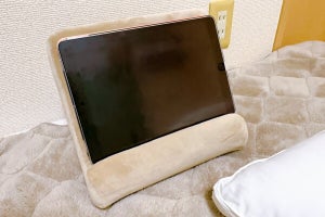 【3COINS】ベッドでのタブレット使用が快適に！ 「クッションタブレットスタンド」を使ってみた