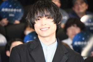 松村北斗、上白石萌音と夫婦演じた朝ドラ『カムカム』で人見知り「1人でイヤホンして…」