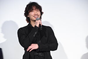 綾野剛、“紅”色のニューヘアカラー披露「どうにも紅に寄っていってしまう」