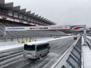 【遊んでません、除雪です!】富士スピードウェイで「除雪グランプリ2024」が開幕! 雪だからこそ見られる異例の企画にSNSでも「栄光のトロフィーは、誰の手に…」「ラップタイムとかタイミングモニターとか見れますか」と大盛り上がり