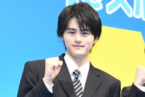 鈴鹿央士、自身の制服姿に不安「まだいけてます…?」　自己紹介で名前を間違えるハプニングも