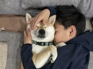 【子どもと犬】ハグしたまま寝落ちた写真に「なんという尊さ」「ホッコリが止まらん」「相思相愛」と癒される人続出!!