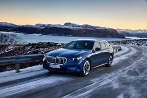 BMW「5シリーズ ツーリング」を全面改良! ステーションワゴンのEVは日本初!