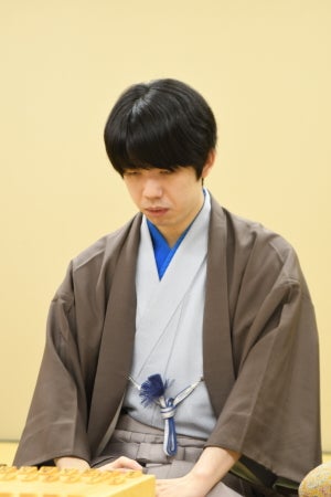 防戦８時間、辛抱の勝利　藤井棋王が後手番ブレイクで先勝　第49期棋王戦コナミグループ杯五番勝負第２局