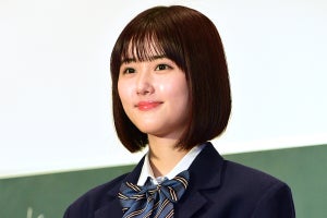 原菜乃華、膝上ミニのキュートな制服姿　理想のシチュエーションは「図書館で…」