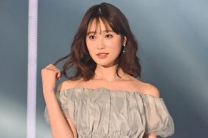 高橋ひかる、シースルーで美脚披露　オフショルでデコルテも輝かせる