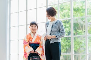 【卒業式の服装】半数以上が「母用の参列服を購入」と判明、購入店は「ユニクロ」が1位! 入学式も着回す人の割合は?