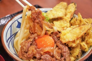 丸亀製麺の新作「焼きたて牛すきごぼ天ぶっかけうどん」春の定番「山盛りあさりうどん」を実食