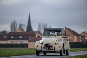 シトロエン2CVで、世界遺産の街フランスのプロヴァンへのんびりドライブ