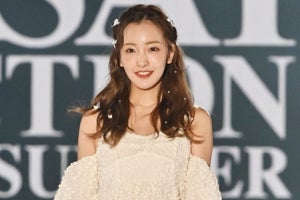 板野友美、肩出しワンピで笑顔振りまく　自身のブランドショーにモデル出演