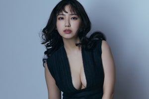 沢口愛華、黒ボディスーツ&緑ランジェリーから圧巻の美バストのぞかせる