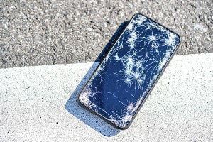 7割近くの人がスマホの破損や水没を経験 - ジェイコム少額短期保険調査