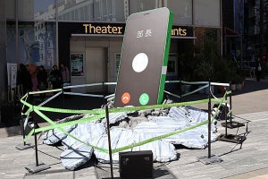 渋谷PARCO前に巨大スマホのオブジェが出現、“電話が苦手”な若者の気持ちをアピール