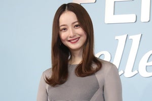 佐々木希、タイトドレスでボディラインあらわ「背筋が伸びる」