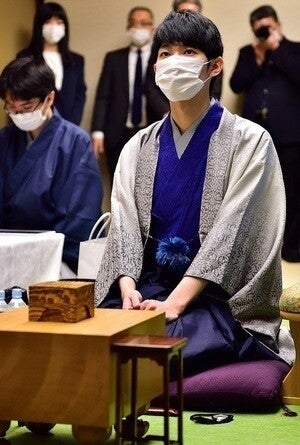 一度も形勢譲らぬ快勝　斎藤八段が菅井八段制し本戦入りに王手　第37期竜王戦１組出場者決定戦