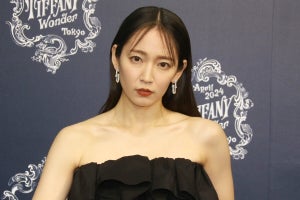 吉岡里帆、事務所移籍後初の公の場　デコルテあらわな黒衣装で魅了