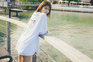 日向坂46 高本彩花、美脚際立つTシャツ姿で抜群スタイル　1st写真集先行カット