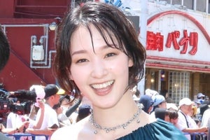 剛力彩芽、沖縄国際映画祭レッドカーペットで観客と交流「すごく幸せ」 自身のサインには後悔!?