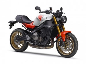 ヤマハ発動機、スポーツヘリテージ「XSR900」に新モデル! 「XSR900 GP」とリレーションを図ったレッドとブラックの2色