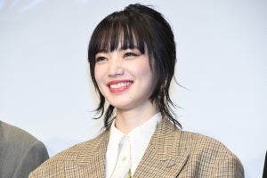 小松菜奈、第1子出産発表後、初の公の場　変わらぬ美貌で観客を魅了