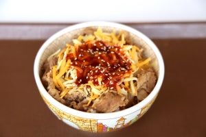 【実食レポ】完成度と中毒性が高すぎ!すき家「ヤンニョムチーズ牛丼」をさっそく食べてみた