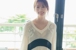 日向坂46 高本彩花、透け感ニットから美くびれのぞかせる「鎖骨にも注目」