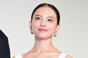 清原果耶、美背中際立つノースリーブ衣装で魅了　緊張で足も「全然震えてます」