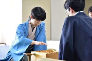 棒銀でつかんだ「飛行機曲線」　藤井名人が３連勝で初防衛に王手　第82期名人戦七番勝負第３局