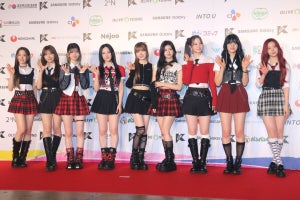 NiziU、ミニ丈衣装で美脚披露　「KCON」レッドカーペットで笑顔振りまく