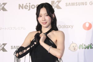 少女時代・テヨン、ミニドレスで美脚披露 「KCON」レッドカーペット登場