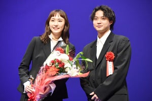 新垣結衣、“人生初”の助演女優賞に喜び　『正欲』で共演 磯村勇斗と2ショット