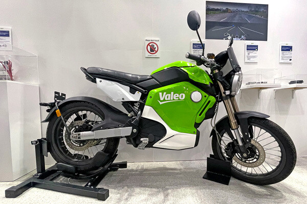 クルマの技術展で謎のバイクを発見! 車体にValeoの文字、正体は?