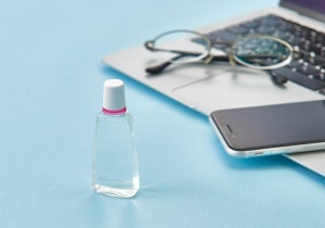 意外と知らない「目薬の正しい使い方」をマイティアに聞いてみた - コンタクト用を裸眼で使うとどうなる? 子どもに点眼するときのコツは?