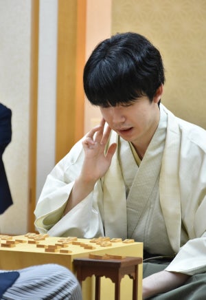 ロマン打ち砕くリアリズム　藤井棋聖が後手番先勝で好発進　ヒューリック杯第95期棋聖戦五番勝負第１局