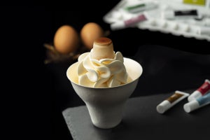 プリンのソフトクリームにミニプリンが乗った「150%プリンソフト」が登場